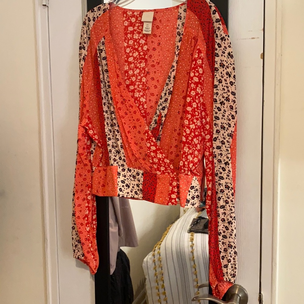 Low front top with clasp closure